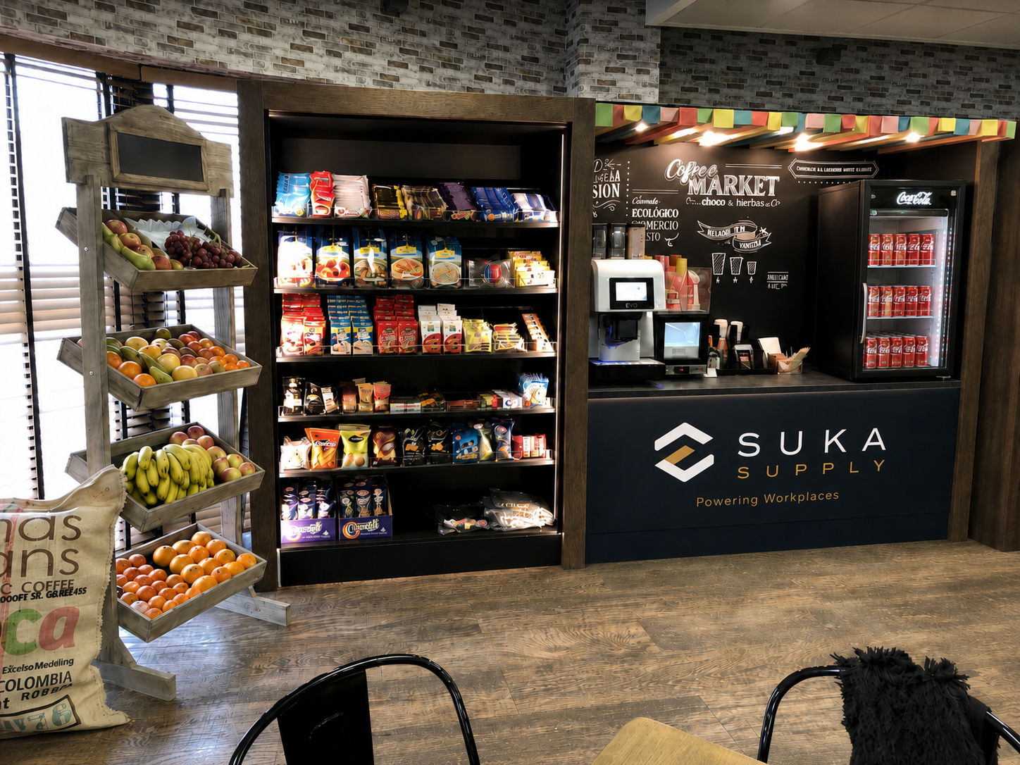 Estación Suka Supply con snacks, fruta y bebidas dentro de una oficina